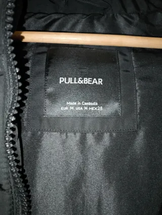 Chaquetón negro acolchado con capucha