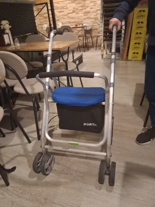 Andador para mayores con asiento