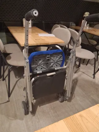 Andador para mayores con asiento
