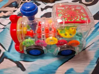 Tren de juguete transparente con luces