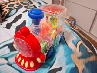 Tren de juguete transparente con luces