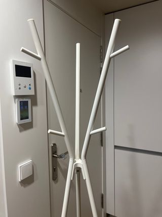 Perchero de pie blanco