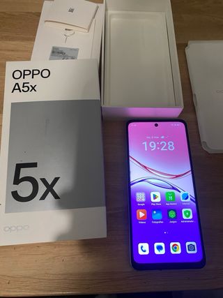 Móvil blanco morado