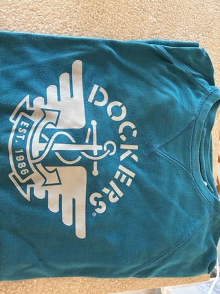 Pantalones, camisa y camisetas