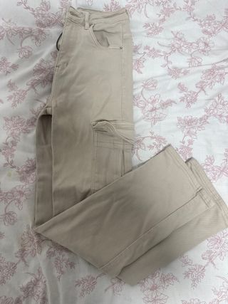 Pantalón cargo beige