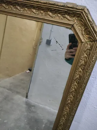 Espejo antiguo dorado con marco tallado