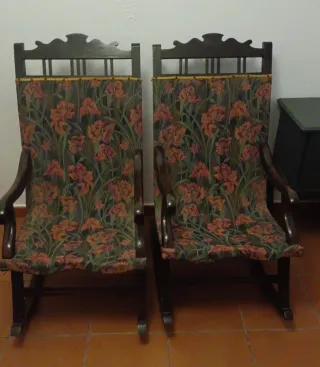 Conjunto 2 Mecedoras Antiguas Tapizadas