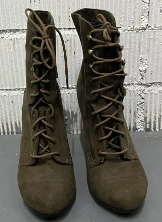 Botines suede caqui con cordones