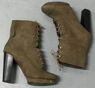 Botines suede caqui con cordones