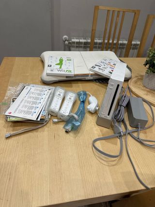 Nintendo Wii + Wii Fit + Accesorios