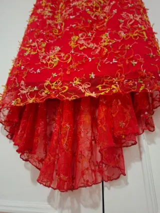 Vestido de fiesta rojo con bordado