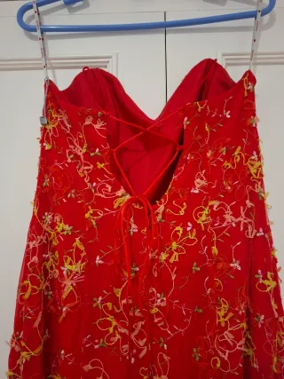 Vestido de fiesta rojo con bordado