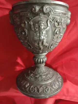 Cáliz decoración antiguo hierro fundido