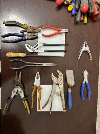 Caja de herramientas con llaves y cinta métrica