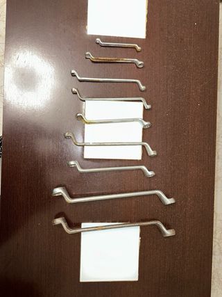 Caja de herramientas con llaves y cinta métrica