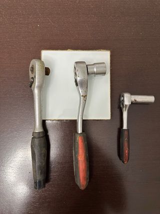 Caja de herramientas con llaves y cinta métrica