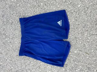 Pantalones cortos Adidas rojos y azules