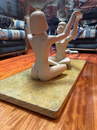 Mesa de salón figuras mármol y cristal