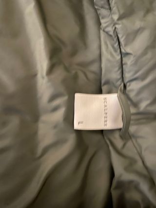 Chaleco Scalpers verde caqui acolchado.