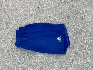 Pantalones cortos Adidas rojos y azules