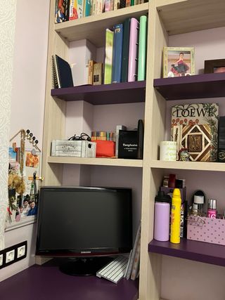 Habitación juvenil con cajones morados,