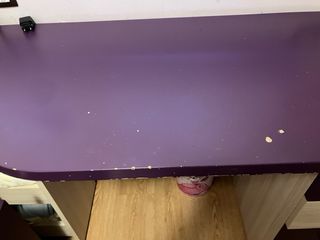 Habitación juvenil con cajones morados,