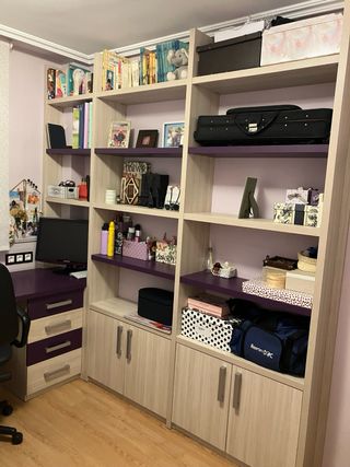 Habitación juvenil con cajones morados,