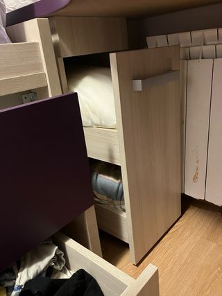 Habitación juvenil con cajones morados,