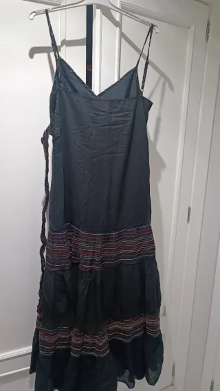 Vestido de verano negro con detalles multicolor