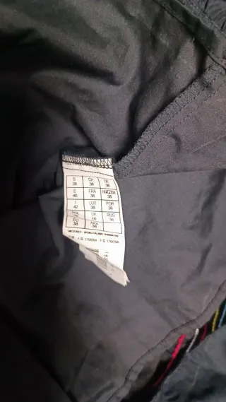 Vestido de verano negro con detalles multicolor