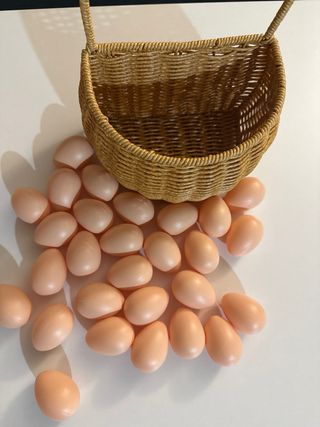 Cesta con huevos de juguete