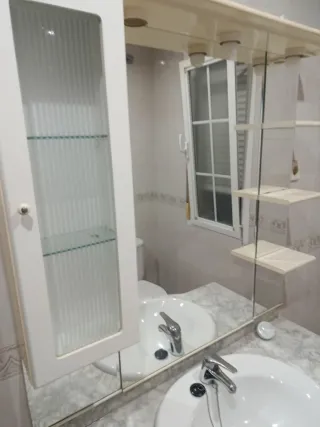 Mueble de baño con espejo y armario