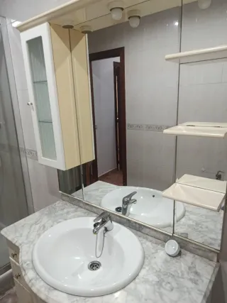 Mueble de baño con espejo y armario