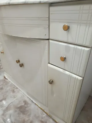 Mueble de baño con espejo y armario