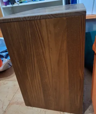 Mesita de noche de madera.