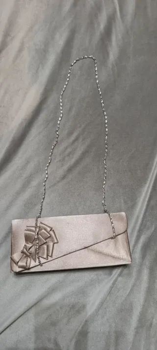 Bolso de fiesta beige y plateado con cadena