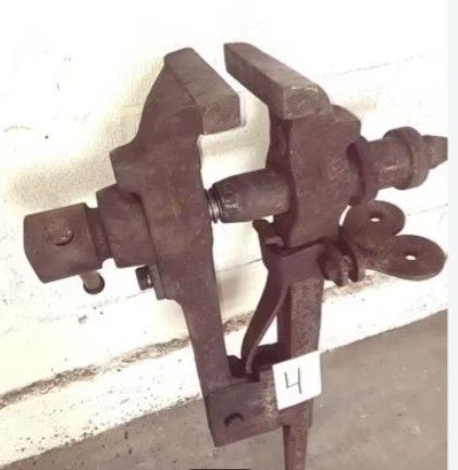 Tornillo de banco industrial antiguo