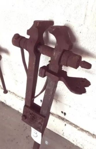 Tornillo de banco industrial antiguo