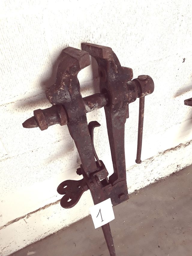 Tornillo de banco industrial antiguo