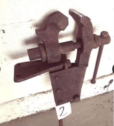 Tornillo de banco industrial antiguo