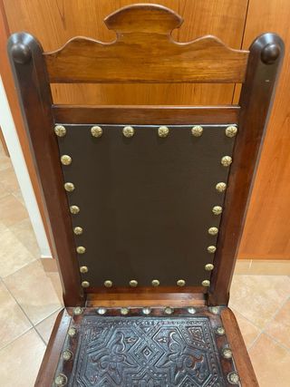 Silla antigua restaurada con cuero y madera