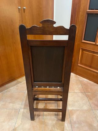 Silla antigua restaurada con cuero y madera