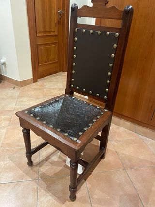 Silla antigua restaurada con cuero y madera
