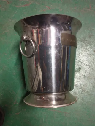 Cubeta de acero inoxidable con placa dorada