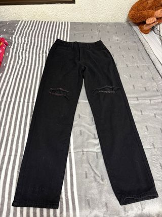 Pantalón vaquero negro roto