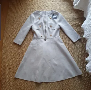 Vestido rosa nude con detalles dorados