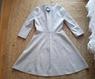 Vestido rosa nude con detalles dorados