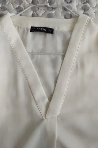 Blusa blanca SHEIN cuello pico Talla M