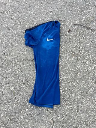 Camiseta Asics Roja con Rayas Negras y azul nike.