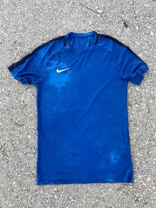 Camiseta Asics Roja con Rayas Negras y azul nike.